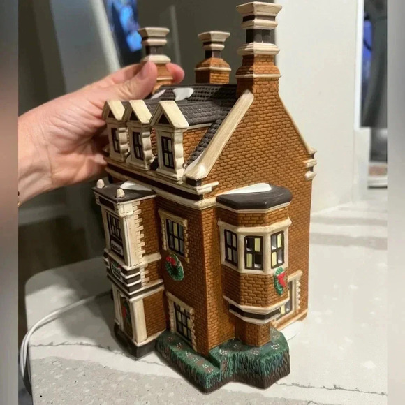 Dept 56 Dickens' Village Series Dursley Manor Christmas Light Up Christmas home - Picture 9 of 12